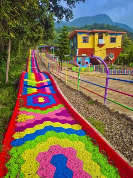 casaalrevestenjo@gmail.com